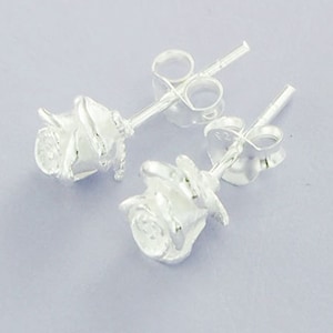 1 pair of 925 Sterling Silver Tiny Rose Stud Earrings 7mm. :er0955