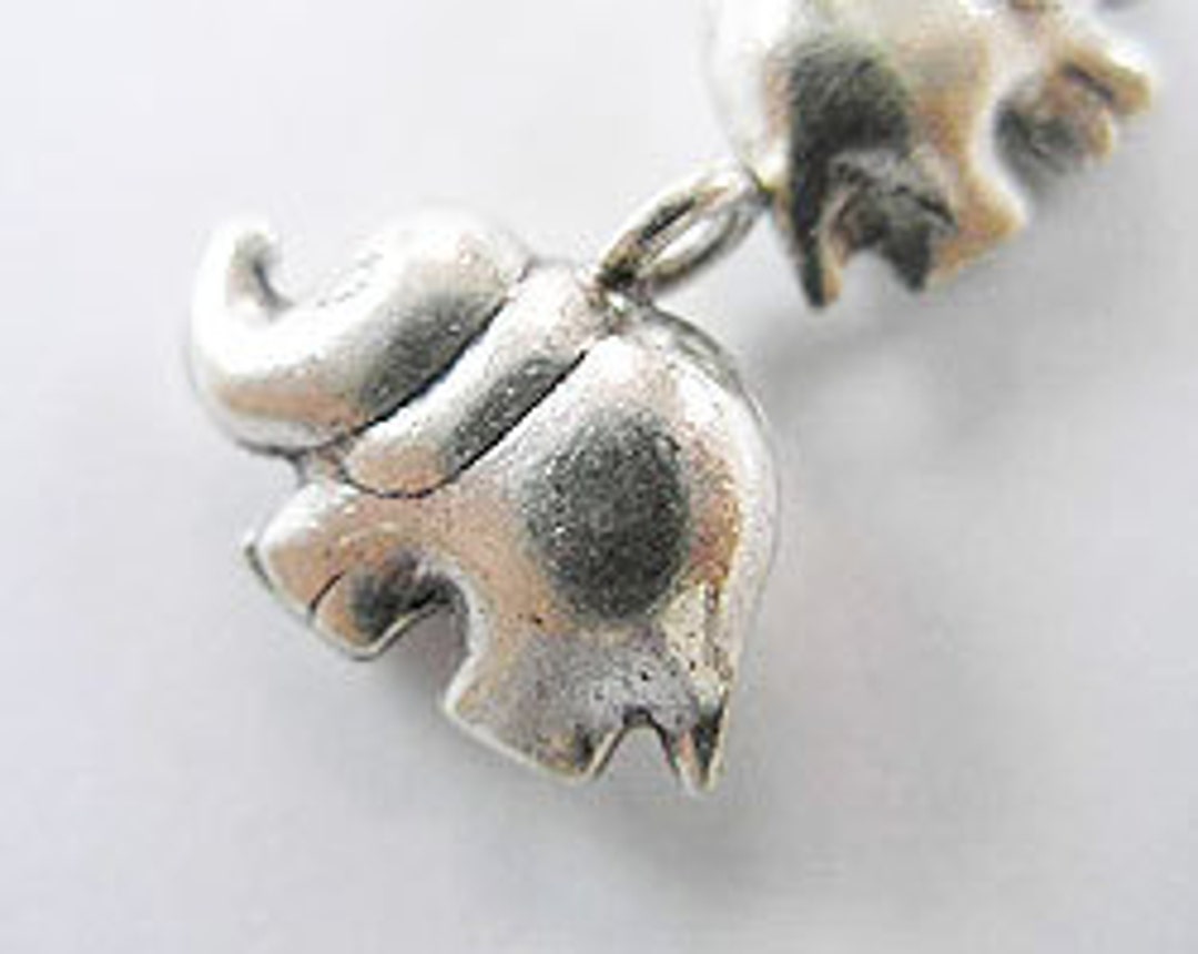 カレン族のシルバーエレファントチャーム 10 x 16 mm 1個。:ka2974
