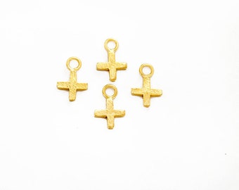 4 av 925 sterlingsilverberlocker i guld och vermeil-stil med kors, 5 mm, borstad finish. :vm1357