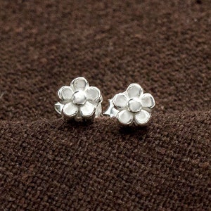 1 pair of 925 Sterling Silver Flower Stud Earrings  5mm.  :er1191