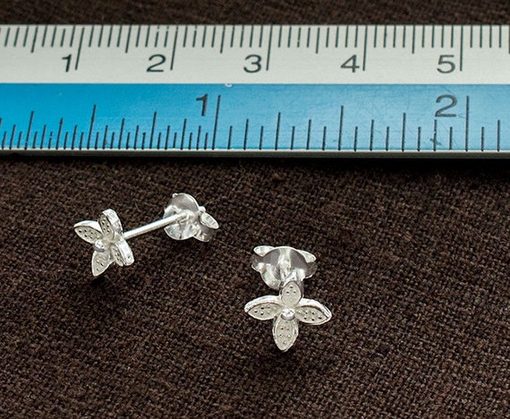 Eri︎❤︎︎ 1 Pair of 925 Sterling Silver Flower Stud Earrings 8mm