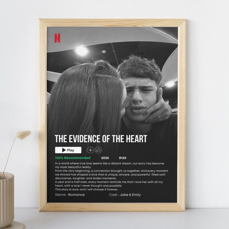 K&ouml;nnte beinhalten: Ein gerahmter Schwarz-Wei&szlig;-Druck mit dem Titel "THE EVIDENCE OF THE HEART" und einem Foto eines Paares. Der Druck hat einen Holzrahmen und enth&auml;lt Text, der darauf hinweist, dass es sich um einen Liebesfilm handelt, mit den Namen Jake & Emily.