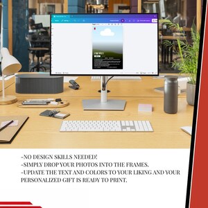 K&ouml;nnte beinhalten: Ein Computermonitor, der eine Designvorlage mit einer Wolkengrafik anzeigt. Der Monitor steht auf einem Schreibtisch mit Tastatur, Stiften und einer Lampe. Der Text unten lautet: "NO DESIGN SKILLS NEEDED!" und "PERSONALIZED GIFT IS READY TO PRINT."