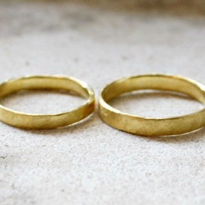 Forged wedding rings made of 585 gold, timeless narrow wedding rings, one-of-a-kind personalized from fair, sustainable gold for nature lovers