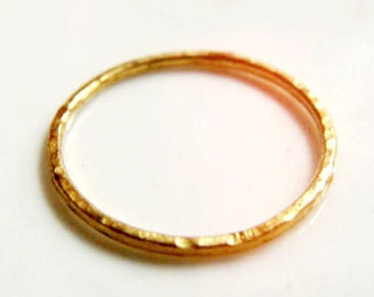 Ring gemaakt van 750 Fairmined goud, licht gehamerd handgemaakt gesmeed, dunne delicate smalle gouden ring ook verlovingsring