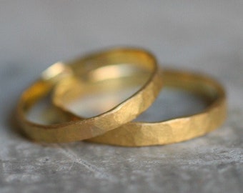 Fair wedding rings, matt hammered wedding rings in a vintage look, boho style, fair gold wedding bands