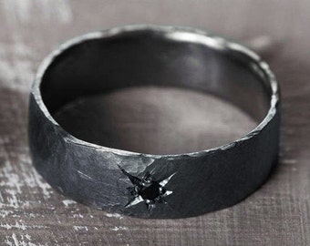 Tantalring mit schwarzen Brillant,  elegant rustikal gehämmert im Avangarde Retro style, schwarzer Ring geschmiedet