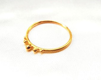 Fairtrade Goldring 750 made of thin, delicate gold wire with 5 beads soldered like crown