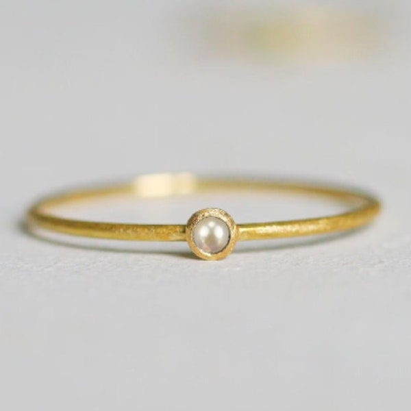 Goldring mit Perle, der JUNI- und Sternzeichenstein FISCHE, zarter, schlichter,feiner Ring für jeden Tag als Glückbringer und Schutzstein.