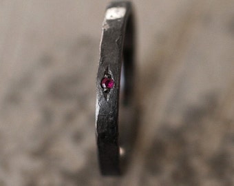 Handgemaakte Tantalum Wedding Band Red Ruby - Tantalum Ring, Gothic Engagement Ring Tantalum Wedding Band Gemstone Ring, Dark Hammered Tantalum Ring