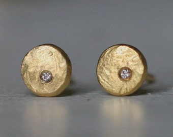 Pendientes de tachuelas de oro con brillantes hechos de oro ecológico justo, aspecto vintage martillado se une al diseño minimalista