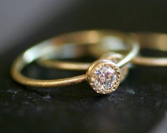 eenvoudige, sierlijke diamanten ring, verlovingsring, 750 Fairmined Gold, insteekring met roze saffier, champagne en witte diamant