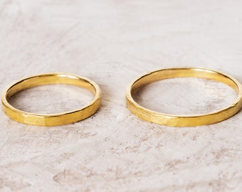 Anillos de boda hechos de oro amarillo de comercio justo 750, superficie mate forjada, rústico, clásico, anillos delgados