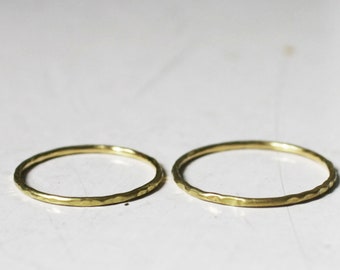 Eerlijke ringen gemaakt van 585 goud, delicate partnerringen, unisex sieraden ontwerp, licht gehamerde god draad