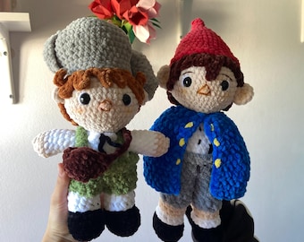 Plüschtiere Wirt und Greg – jenseits der Gartenmauer (hinter dem Garten) – 100 % handgehäkelt