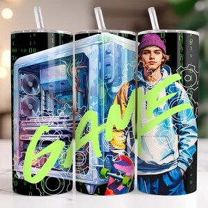 Könnte beinhalten: Drei Edelstahlbecher mit Strohhalmen. Jeder Becher hat ein einzigartiges Design: ein Computer, das Wort "GAME" in Neongrün und eine Person mit lila Mütze. Der Hintergrund zeigt Binärcode und Zahnräder.