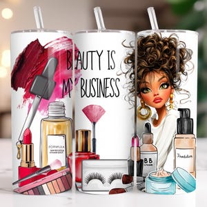 Könnte beinhalten: Weißer Becher mit Strohhalm, verziert mit Make-up-Illustrationen und dem Text "BEAUTY IS MY BUSINESS". Das Design umfasst Lippenstift, Foundation, Lidschatten und ein Frauengesicht mit lockigem Haar.