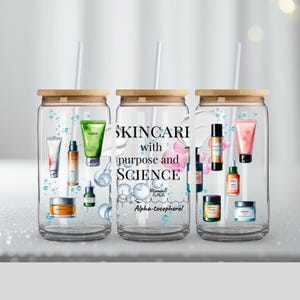 Könnte beinhalten: Drei transparente Glasbecher mit Bambusdeckeln und Strohhalmen. Jeder Becher ist mit Illustrationen von Hautpflegeprodukten und den Worten "SKINCARE with purpose and SCIENCE" verziert. Das Design umfasst Blasen und ein florales Element.
