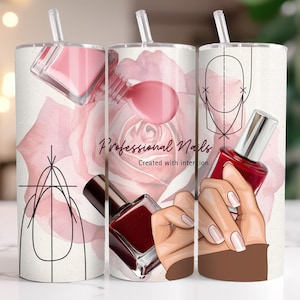 Könnte beinhalten: Ein weißer Becher mit einem rosa Rosenmuster und Nagelkunst-Illustrationen. Der Becher zeigt den Text "Professional Nails - Created with intention" und Bilder von Nagellackflaschen und Nageldiagrammen. Enthält einen durchsichtigen Strohhalm.