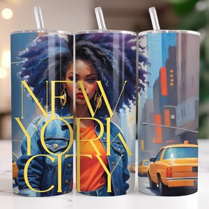 以下が含まれることがあります： 青い髪の女性のイラストと金色の「NEW YORK CITY」の文字が特徴のステンレス鋼タンブラー。 デザインには、黄色のタクシーのある都市景観が含まれており、スタイリッシュで都会的な美学を作り出しています。