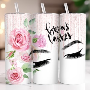 Könnte beinhalten: Ein weißer Becher mit einem rosa Blumendesign und den Worten "Brows & Lashes" in schwarzer Schrift. Der Becher hat einen rosa Glitzerhintergrund und einen Strohhalm.