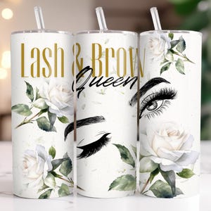 Könnte beinhalten: Ein weißer Becher mit Strohhalm mit dem Text "Lash & Brow Queen" in Gold und Schwarz. Das Design beinhaltet eine Aquarellillustration eines Frauenauges mit langen Wimpern, Augenbrauen und weißen Rosen mit grünen Blättern.