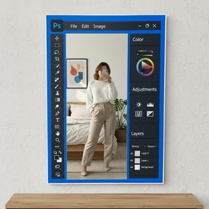 Könnte beinhalten: Ein Spiegelrahmen, der wie eine Photoshop-Oberfläche gestaltet ist, mit einem blauen Rahmen. Die Reflexion zeigt eine Person in einem weißen Pullover und einer beigen Hose. Die Spiegelschnittstelle enthält Werkzeugsymbole, Farbanpassungen und Ebenenoptionen. Die Texte "Ps", "File", "Edit" und "Image" sind sichtbar.