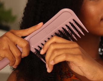 Pente desembaraçador de dentes largos: ferramenta que alivia a dor em cabelos naturais e tranças.