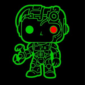 Puede incluir: Gráfico verde y negro de un personaje cyborg. La figura tiene una cabeza grande con detalles mecánicos, un contorno verde y un ojo rojo. El fondo es negro, resaltando el diseño verde neón.