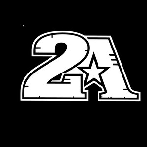 以下が含まれることがあります： 黒い背景に白いグラフィック。数字の「2」と「A」と星が特徴です。数字は輪郭が描かれ、かすれたようなデザインです。