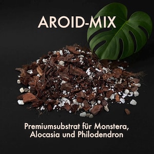Könnte beinhalten: Ein Haufen Pflanzsubstrat mit dunkelbrauner Rinde, Kokosfasern und weißem Perlit, begleitet von einem grünen Monstera-Blatt. Der Text AROID-MIX und Premiumsubstrat für Monstera, Alocasia und Philodendron ist zu sehen.