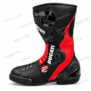 以下が含まれることがあります： 側面と上部に白いDUCATIの文字が入った黒と赤のオートバイ用ブーツ。光沢のある黒いすね当て、赤いアコーディオン状のフレックスパネル、外側にDUCATI CORSEの盾型ロゴがあしらわれています。