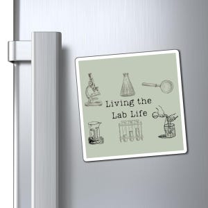 Living the Lab Life Magnet, Vintage Lab Equipment Design, Wissenschaft Dekor, Chemiker Geschenk, Nerdy Kühlschrankmagnet, Lab ästhetik, Lehrermagnet