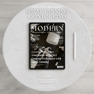 Puede incluir: Un manual digital en una tableta con el título "Spray Tanning Contouring". La tableta muestra "Modern Aesthetics Academy" y "Contour Like a Pro". Un lápiz óptico blanco descansa junto a la tableta sobre una superficie circular blanca.