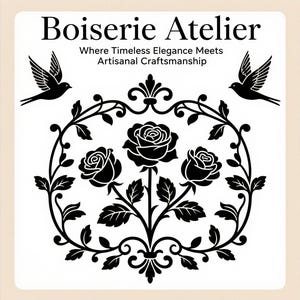 Peut inclure: Un graphique carré présentant le texte noir Boiserie Atelier et la phrase Where Timeless Elegance Meets Artisanal Craftsmanship. Le design comprend un motif floral noir central de trois roses dans un cadre ovale avec deux oiseaux.