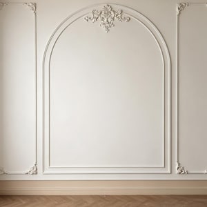 K&ouml;nnte beinhalten: Eine cremefarbene Wand mit einem bogenf&ouml;rmigen Zierleistendesign und aufwendigen floralen Reliefschnitzereien in der oberen Mitte. Die Wand ist von vertikalen rechteckigen Paneelen mit dekorativen Eckakzenten eingerahmt.