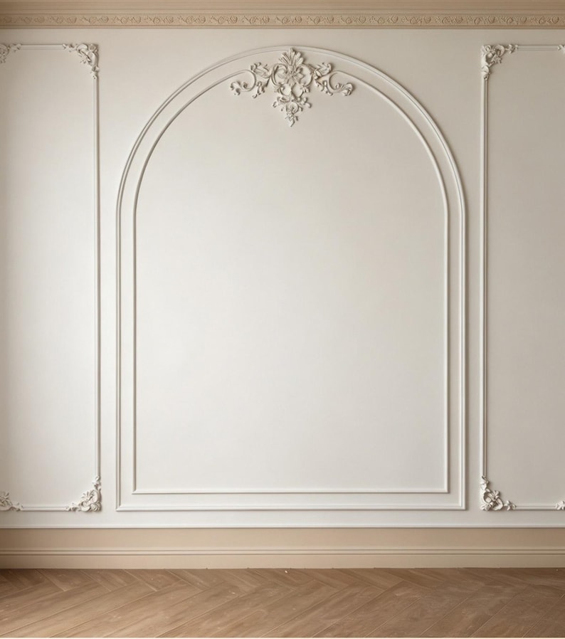 K&ouml;nnte beinhalten: Eine cremefarbene Wand mit einem bogenf&ouml;rmigen Zierleistendesign und aufwendigen floralen Reliefschnitzereien in der oberen Mitte. Die Wand ist von vertikalen rechteckigen Paneelen mit dekorativen Eckakzenten eingerahmt.