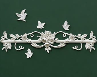Könnte beinhalten: Weiße dekorative Wandkunst mit einem floralen und Blätter-Design, einer zentralen Stange, weißen Schmetterlingen und einem Vogel vor einem dunkelgrünen Hintergrund. Das Design hat komplizierte Details und eine klassische Ästhetik.