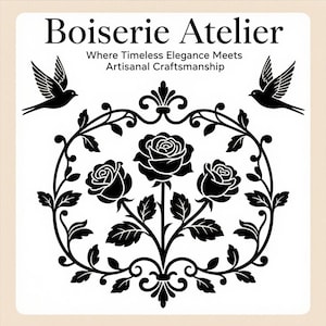 K&ouml;nnte beinhalten: Eine schwarz-wei&szlig;e Grafik mit dem Text Boiserie Atelier und Where Timeless Elegance Meets Artisanal Craftsmanship. Das Design zeigt drei Rosen in einem ovalen Rankenrahmen, flankiert von zwei fliegenden V&ouml;geln.