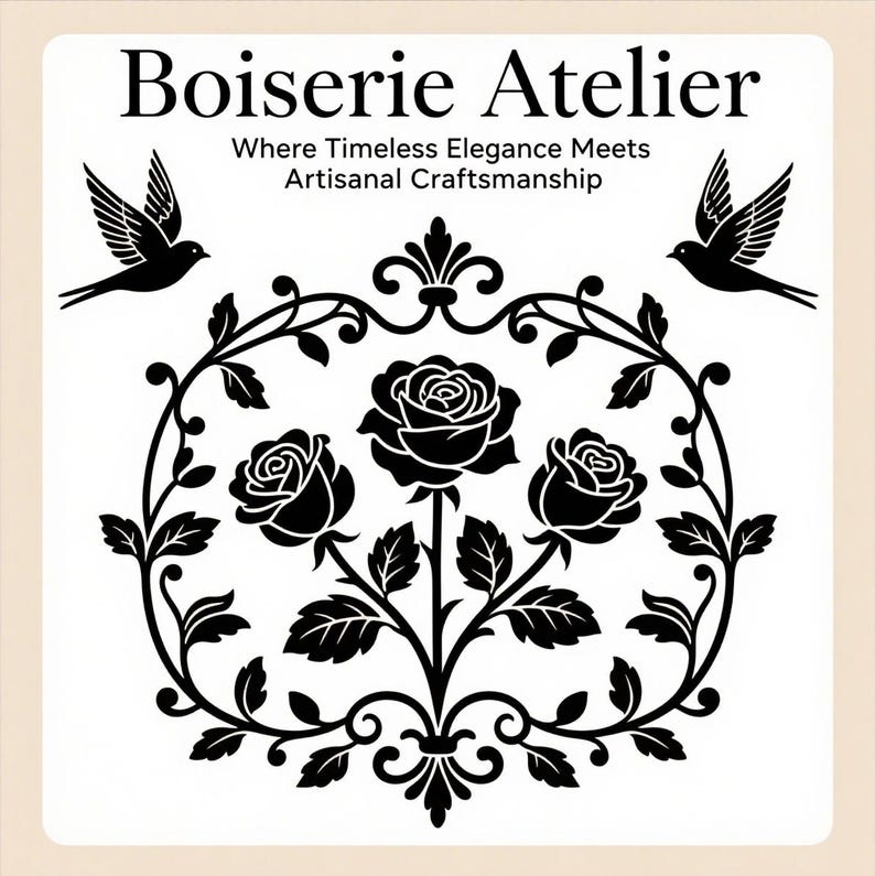 K&ouml;nnte beinhalten: Eine schwarz-wei&szlig;e Grafik mit dem Text Boiserie Atelier und Where Timeless Elegance Meets Artisanal Craftsmanship. Das Design zeigt drei Rosen in einem ovalen Rankenrahmen, flankiert von zwei fliegenden V&ouml;geln.