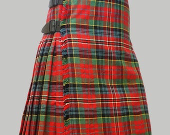 Puede incluir: Un kilt escocés tradicional con un vibrante patrón de cuadros rojos, verdes, amarillos y negros. El kilt presenta pliegues, bordes deshilachados y dos correas de cuero con hebillas. Una prenda clásica de la vestimenta escocesa.