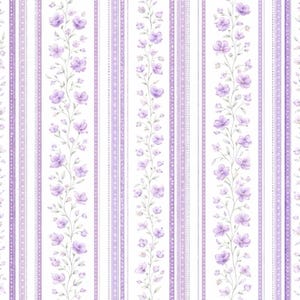 Könnte beinhalten: Ein nahtloses Muster mit vertikalen Streifen in Weiß und verschiedenen Lilatönen. Zarte Blumenranken mit lila Blüten und grünen Blättern sind zwischen den Streifen platziert und schaffen ein weiches, elegantes Design.