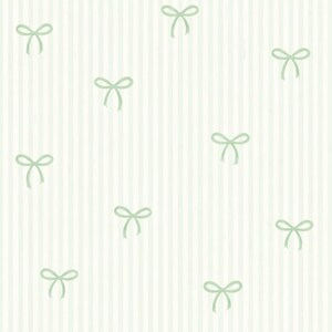 Op de afbeelding: Een herhalend patroon van lichtgroene strikken op een gestreepte achtergrond van wit en lichtgroen. De strikken zijn gelijkmatig verdeeld en geven het ontwerp een speelse touch. De strepen zijn verticaal en creëren een gevoel van orde.
