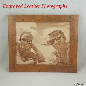 Pode incluir: Fotografia gravada em couro de um casal em uma moldura de madeira. A fotografia mostra um homem e uma mulher sorrindo para a c&acirc;mera. O fundo da fotografia &eacute; uma cena de praia.