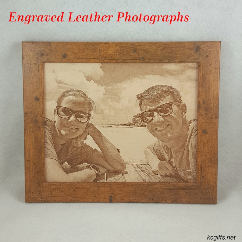 Pode incluir: Fotografia gravada em couro de um casal em uma moldura de madeira. A fotografia mostra um homem e uma mulher sorrindo para a c&acirc;mera. O fundo da fotografia &eacute; uma cena de praia.