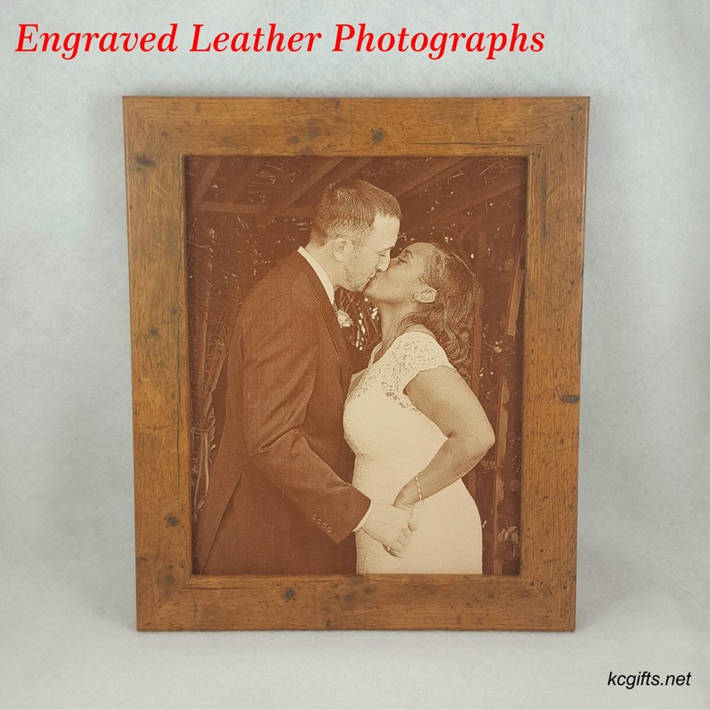 Pode incluir: Uma fotografia emoldurada de um casal se beijando, gravada em um fundo de couro marrom. A moldura &eacute; de madeira com acabamento r&uacute;stico.