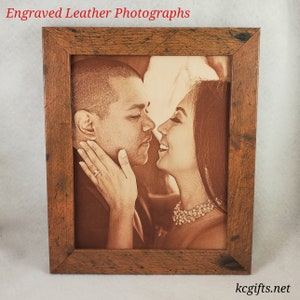 Pode incluir: Uma fotografia emoldurada de um casal se beijando, gravada em um fundo de couro marrom. A moldura &eacute; feita de madeira r&uacute;stica com uma mancha marrom.