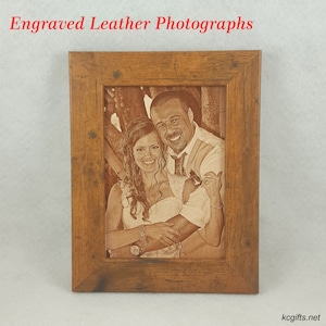 Pode incluir: Uma fotografia emoldurada de um casal, gravada em um fundo de couro marrom. A moldura &eacute; de madeira com um acabamento r&uacute;stico.