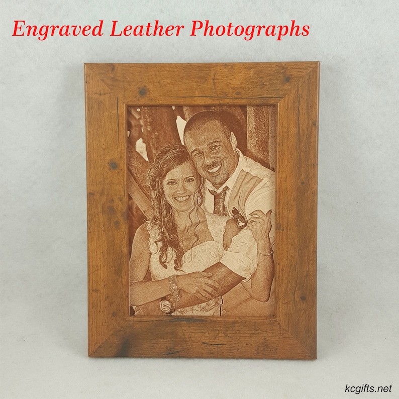 Pode incluir: Uma fotografia emoldurada de um casal, gravada em um fundo de couro marrom. A moldura &eacute; de madeira com um acabamento r&uacute;stico.
