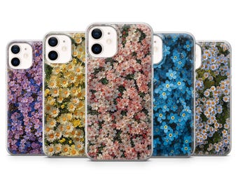 Op de afbeelding: Vijf telefoonhoesjes met bloemmotieven in verschillende kleuren. De hoesjes tonen patronen van paarse, gele, roze, blauwe en witte bloemen. Elke hoes heeft een transparante rand.